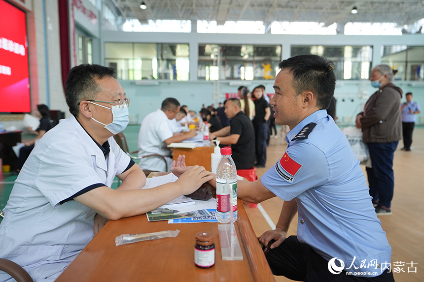 医疗专家为民警号脉问诊。郭鹏杰摄