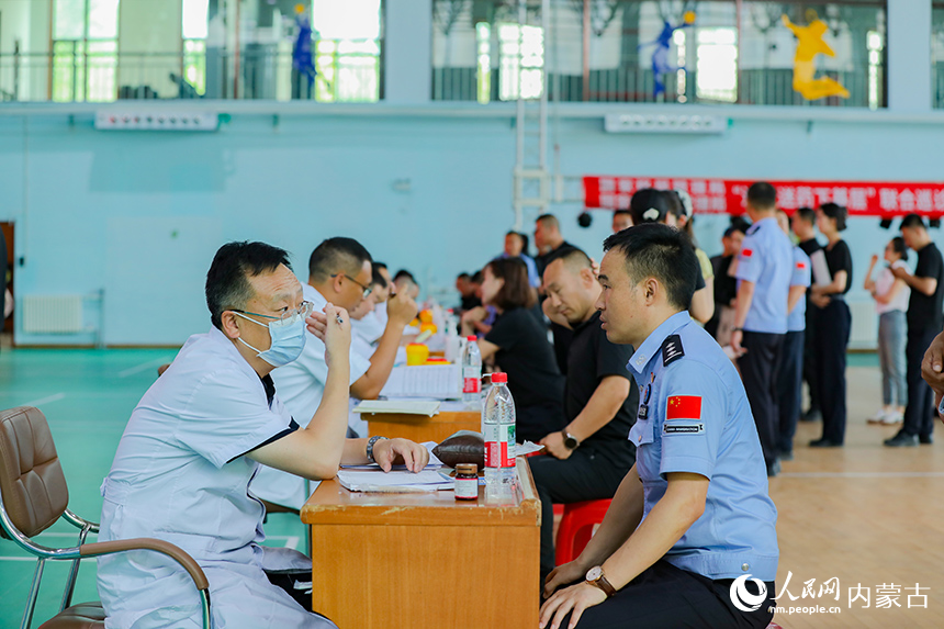 医疗专家为驻守边境的移民管理警察进行诊疗。田书广摄