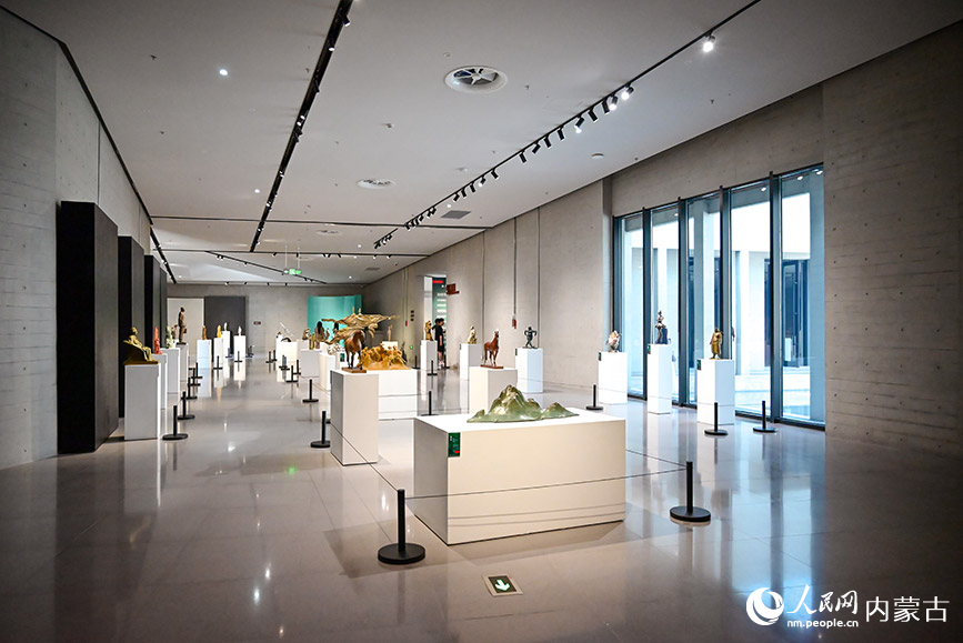 呼和浩特雕塑艺术馆的作品展览。实习生 贾志红摄