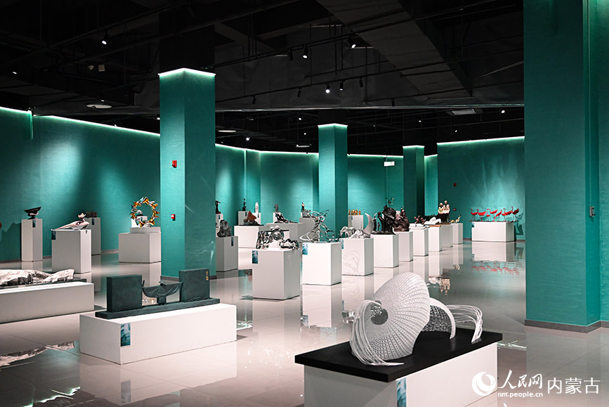 呼和浩特雕塑艺术馆中的作品展览。实习生 贾志红摄