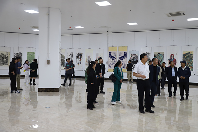 “相约莫力达瓦·共绘北疆华章”两省四地书画联展现场参观者络绎不绝。摄影赵莹