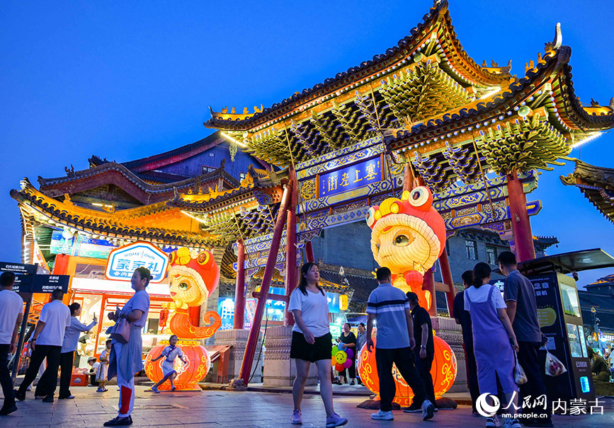 6月24日，游客在呼和浩特市玉泉区塞上老街旅游休闲街区游览。丁根厚摄