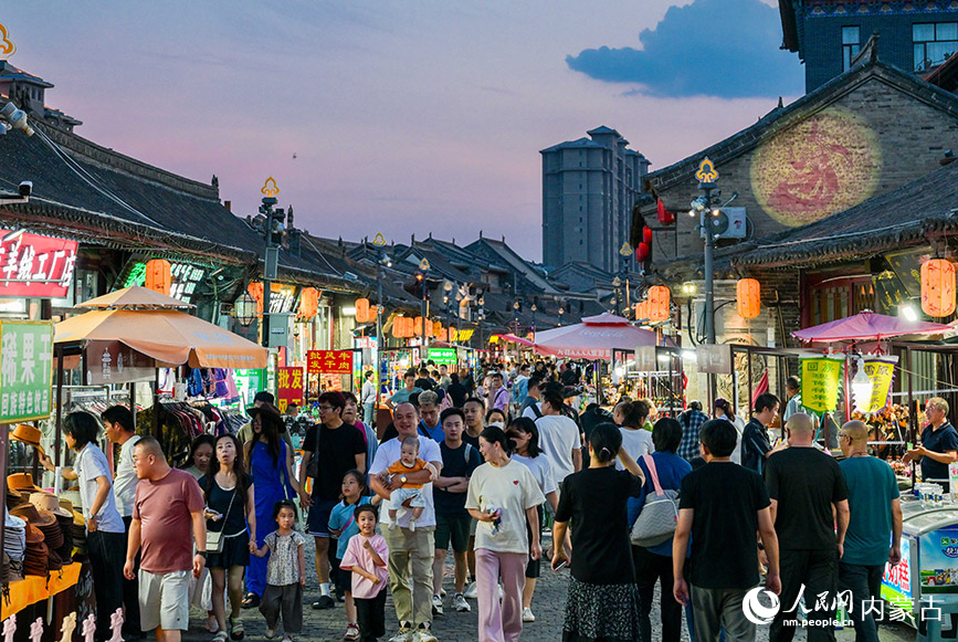 6月24日，游客在呼和浩特市玉泉区塞上老街旅游休闲街区游览。丁根厚摄