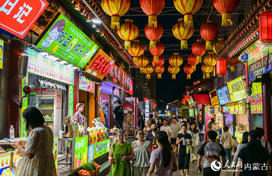 6月24日，呼和浩特市玉泉区塞上老街旅游休闲街“通顺大巷夜市”人流如织。丁根厚摄