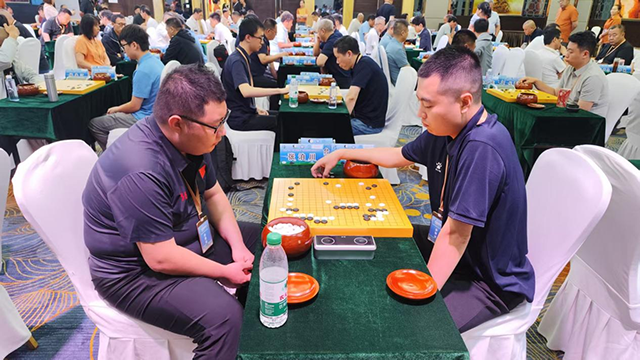 棋手们在棋盘上展开激烈角逐。冯丽丽摄