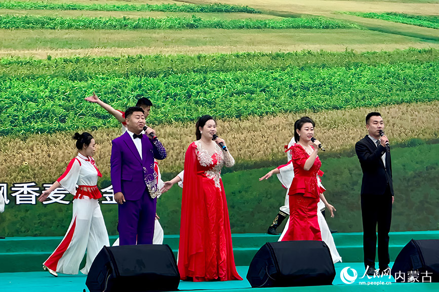 村歌大擂台现场。 实习生 刘瀛摄