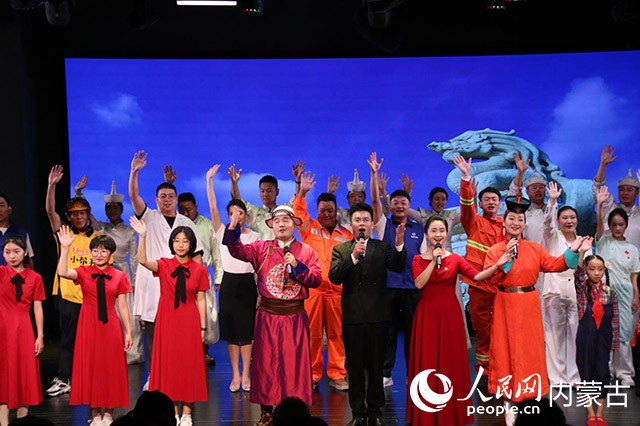 全体演职人员演唱《灯火里的中国》。主办方供图