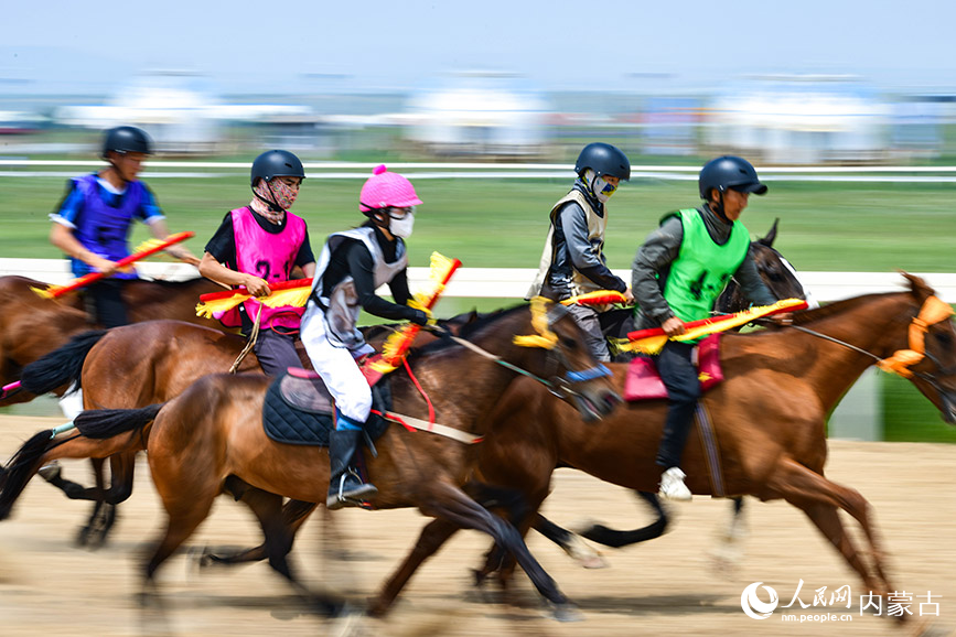 6月28日，骑手在赛马项目比赛中。王正摄
