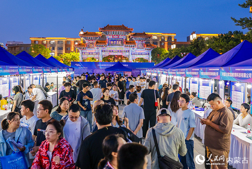 6月28日晚，呼和浩特市玉泉区“人才夜市”专场招聘会现场人头攒动。丁根厚摄