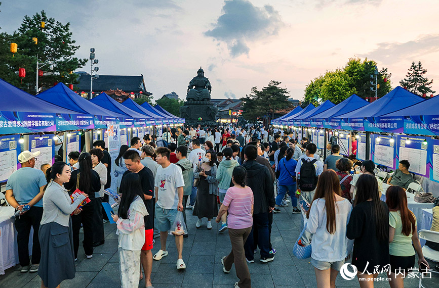 6月28日晚，呼和浩特市玉泉區“人才夜市”專場招聘會現場人頭攢動。丁根厚攝