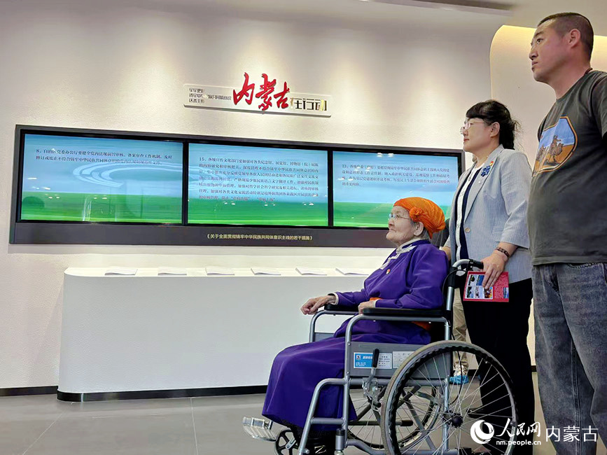 都贵玛老人参观展馆。实习生 张雅新摄