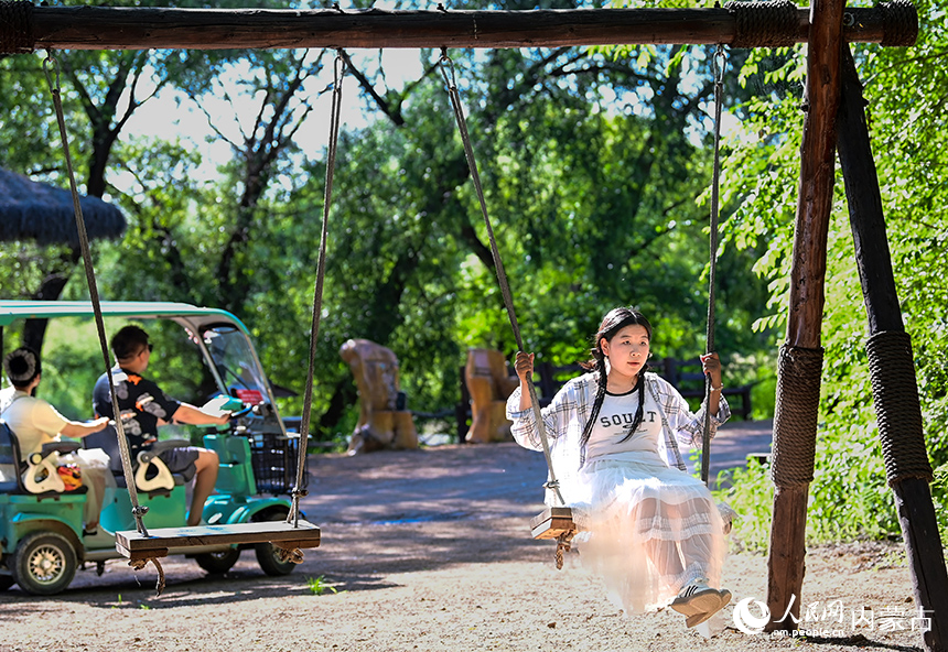 游人在洮兒河國家濕地公園休閑娛樂。王正攝