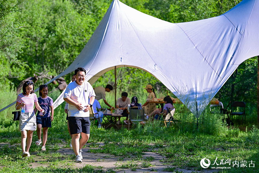 游人在洮兒河國家濕地公園休閑娛樂。王正攝