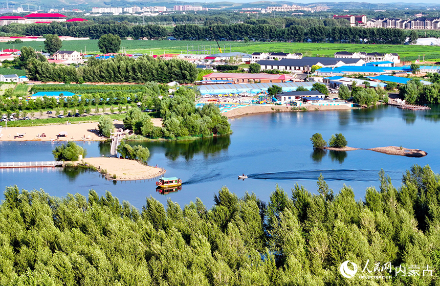 游船在乌兰浩特市神骏湾生态体验区湖面上行驶。王正摄