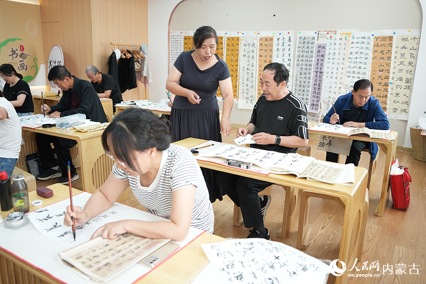 社區居民在社區的老年大學學習書法。人民網記者 苗陽攝