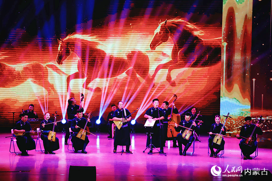 2025年“第十届内蒙古自治区乌兰牧骑艺术节”闭幕式演出现场。实习生 韩飞月摄
