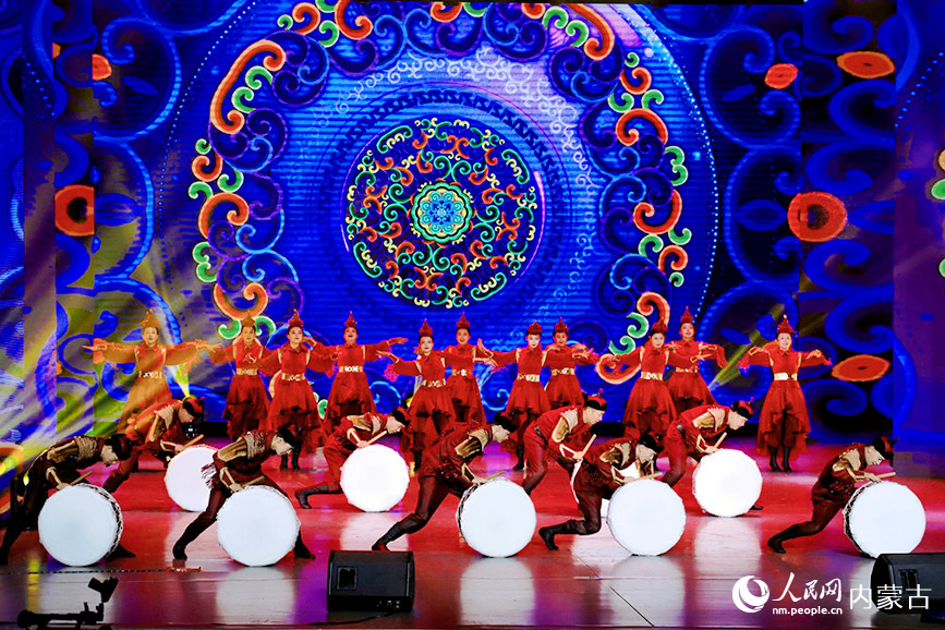 2025年“第十届内蒙古自治区乌兰牧骑艺术节”闭幕式演出现场。实习生 韩飞月摄