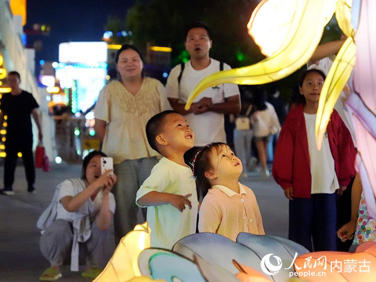 街区中造型各异的彩灯，吸引市民和游客。人民网记者 张力洋摄