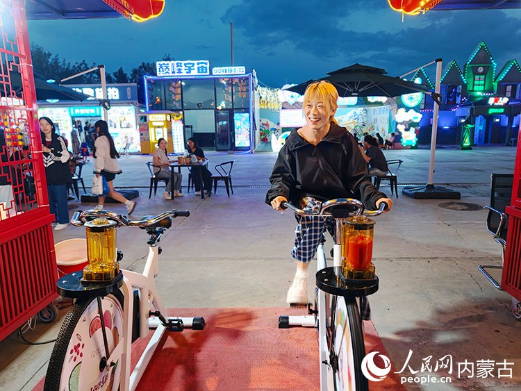 单车、蹦床、滑梯、卡丁车、攀爬架……多种运动项目为不同年龄段的人提供了丰富的选择。人民网 赵梦月摄