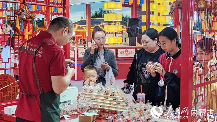 琳琅满目的手工艺品，吸引着游客赏看和购买。人民网记者 张雪冬摄