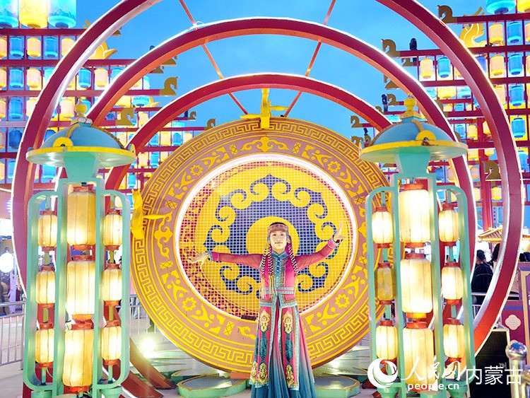 街区中动人的草原歌曲，独具特色的蒙古族舞蹈都令人印象深刻。人民网记者 张力洋摄
