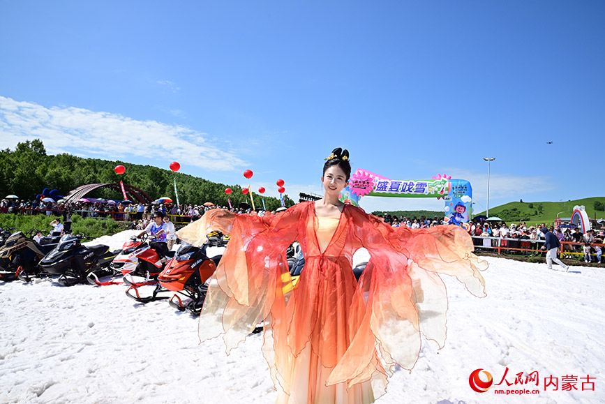 盛夏戏雪活动现场。实习生 张雅新摄