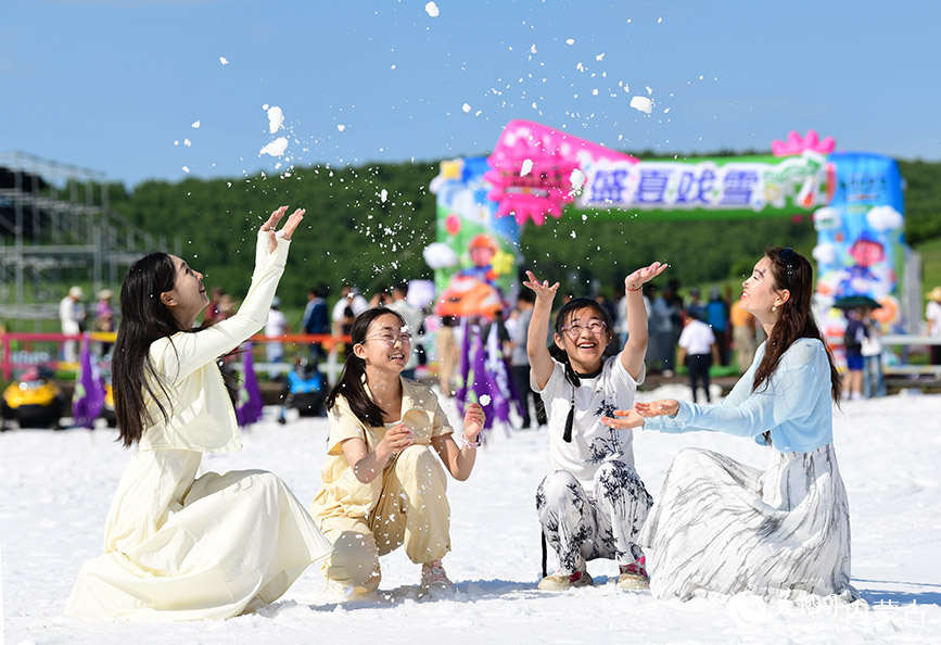7月11日，游客在呼倫貝爾市牙克石市鳳凰山景區戲雪。王正攝