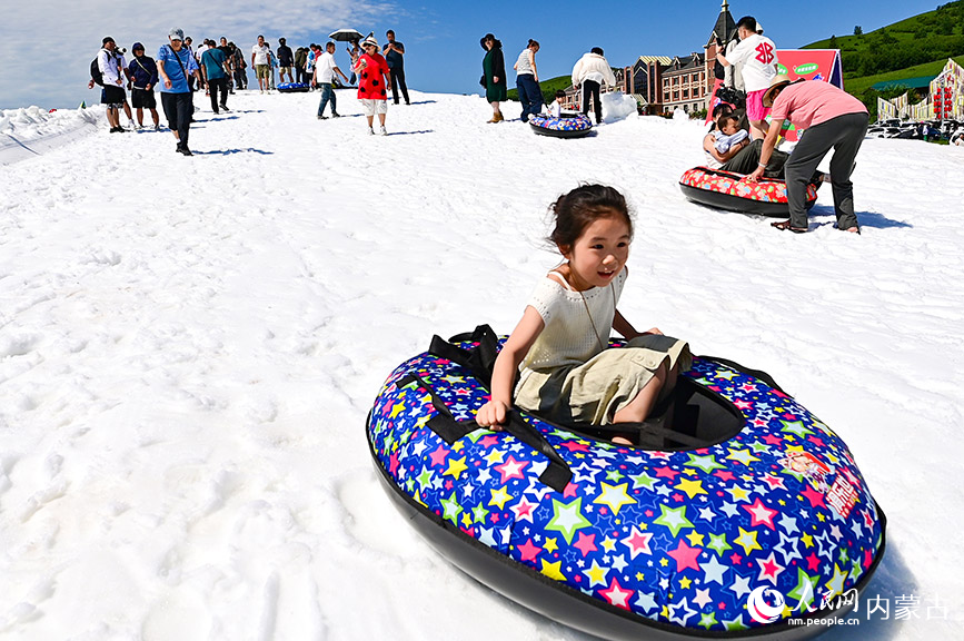 7月11日，小朋友在呼伦贝尔市牙克石市凤凰山景区滑雪圈。王正摄