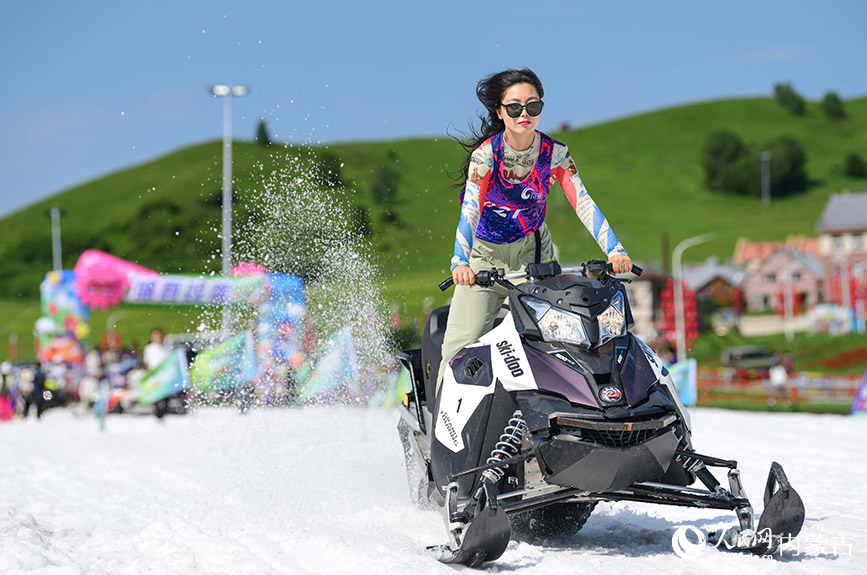 7月11日，游客在呼伦贝尔市牙克石市凤凰山景区的雪地上感受雪地摩托的速度与激情。王正摄