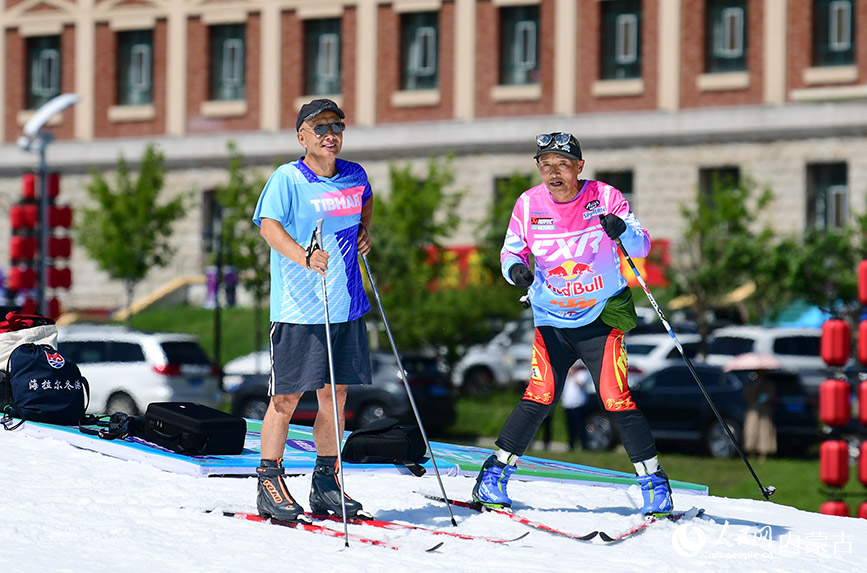 7月11日，滑雪爱好者在呼伦贝尔市牙克石市凤凰山景区体验滑雪。王正摄