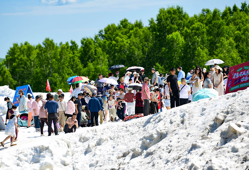 7月11日，游客在呼伦贝尔市牙克石市景区雪道上游览。王正摄