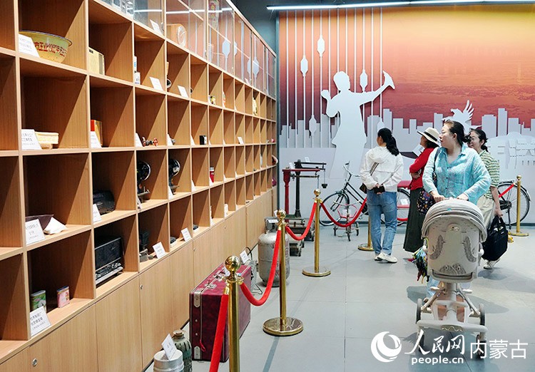 “包棉1958”主题文化街区内的老物件展出。人民网记者 张雪冬摄