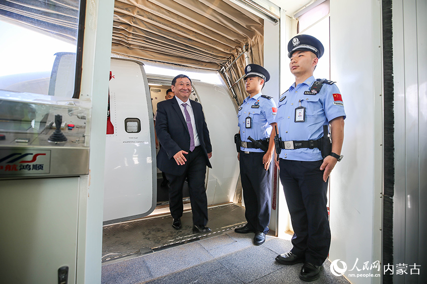 二連出入境邊防檢查站移民管理警察監護入境航班。楊金燁攝