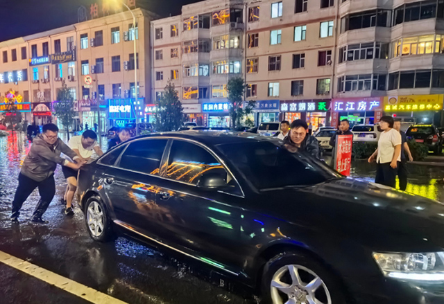 达拉特旗干部群众与海豹救援队共同开展救援，成功救援了多辆被困车辆。达拉特旗融媒体中心供图