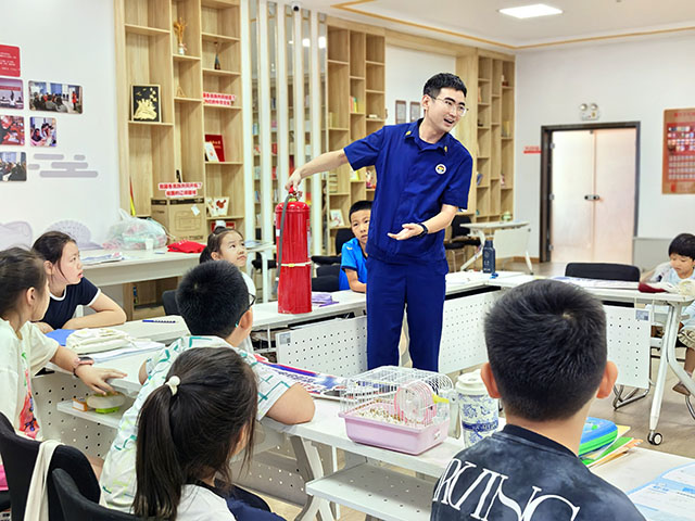 消老师为孩子们讲解灭火器使用方法