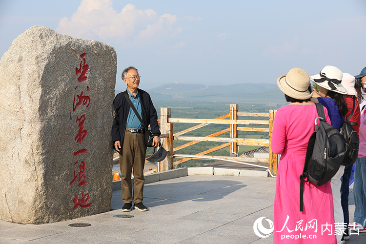 游客打卡“亚洲第一湿地”。人民网记者 李睿摄