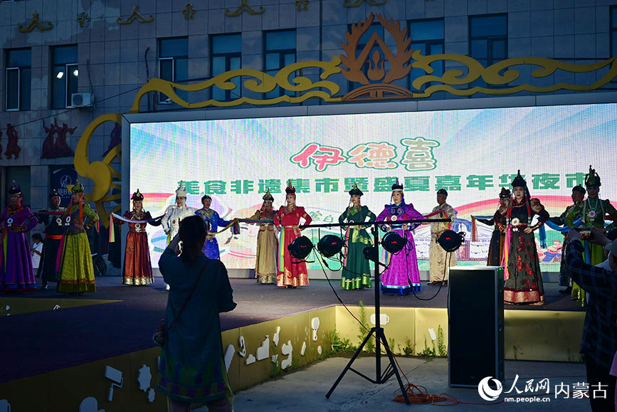 集市现场活动。实习生 张雅新摄