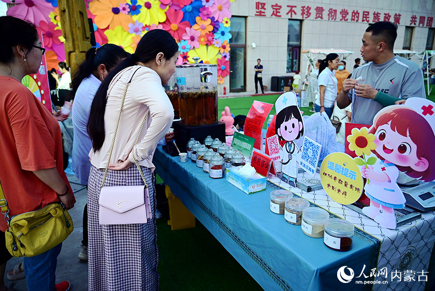 集市现场活动。实习生 张雅新摄