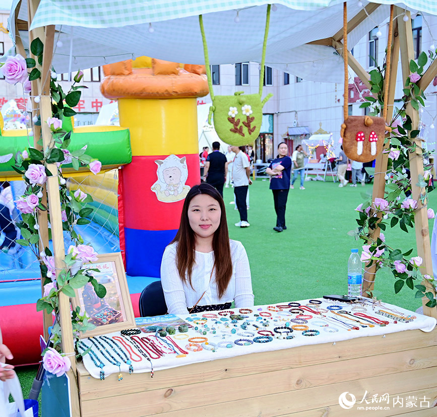 集市上的摊位。实习生 张雅新摄