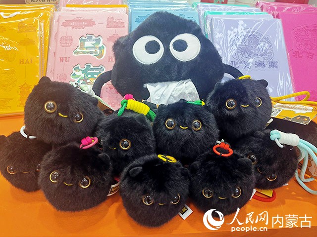 乌海文创产品“乌小金” 实习生 秦语睿摄