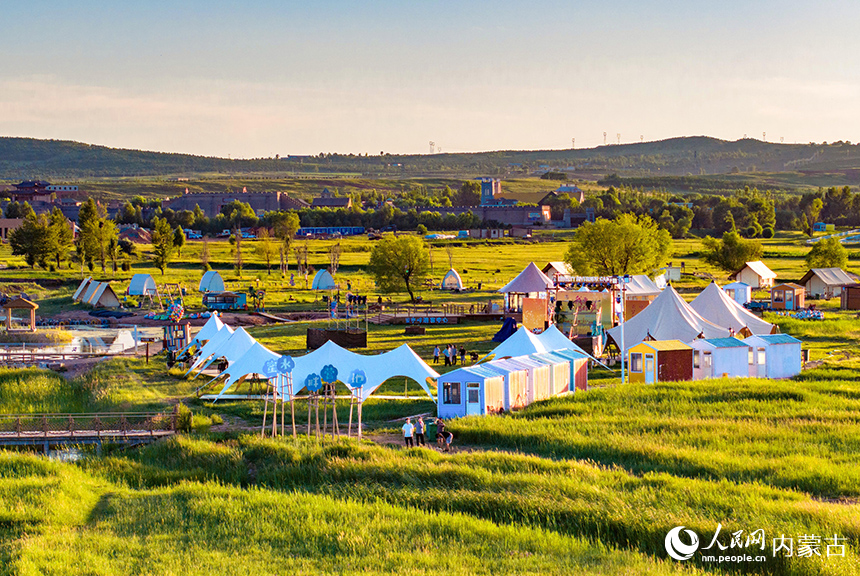 游客在鄂尔多斯市伊金霍洛旗鄂尔多斯文化产业园景区蜜水畔露营地休闲。王正摄