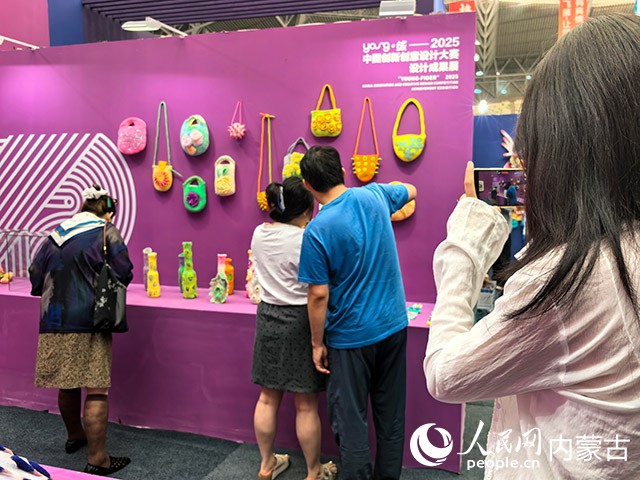游客观赏展会展品。主办方供图