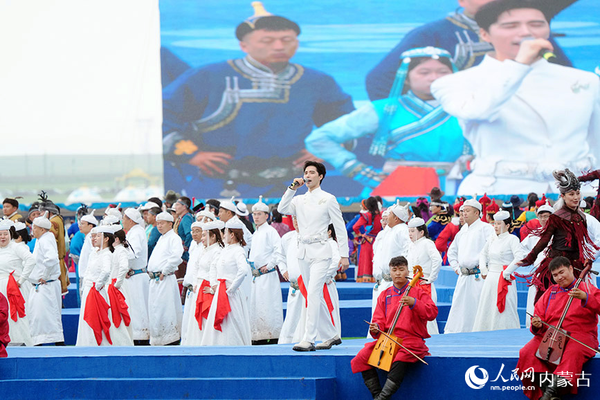 开幕式现场表演。塔拉摄