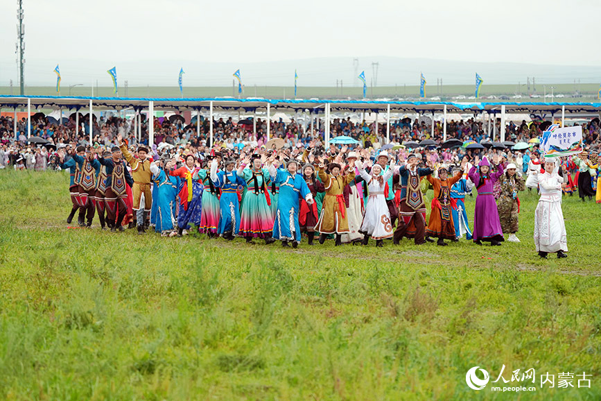 开幕式现场。塔拉摄