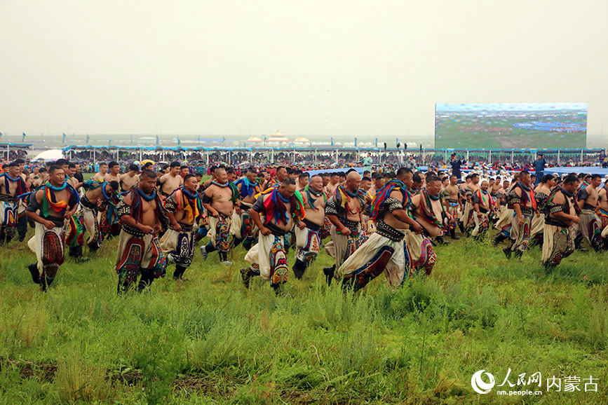 开幕式现场搏克手方队入场。塔拉摄