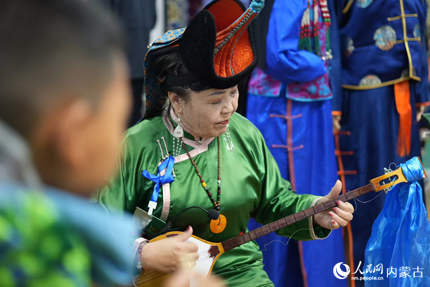 蒙古包内游客与牧民共同弹唱。人民网记者 李睿摄