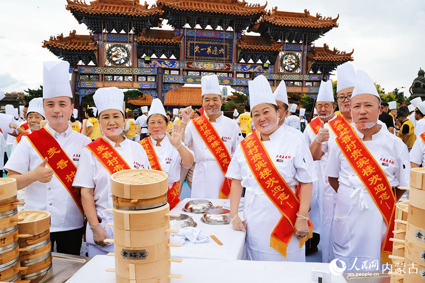 烧卖美食季暨第三届内蒙古名小吃美食文化周开幕。实习生 韩飞月摄