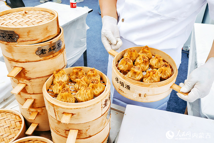 烧卖美食季暨第三届内蒙古名小吃美食文化周开幕。实习生 韩飞月摄