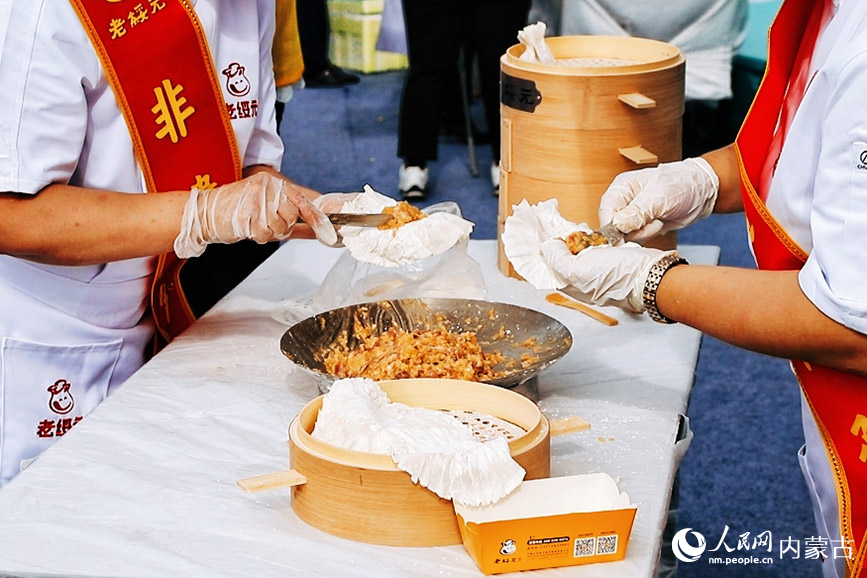 烧卖美食季暨第三届内蒙古名小吃美食文化周开幕。实习生 韩飞月摄