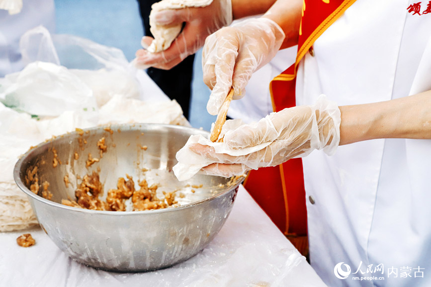 烧卖美食季暨第三届内蒙古名小吃美食文化周开幕。实习生 韩飞月摄
